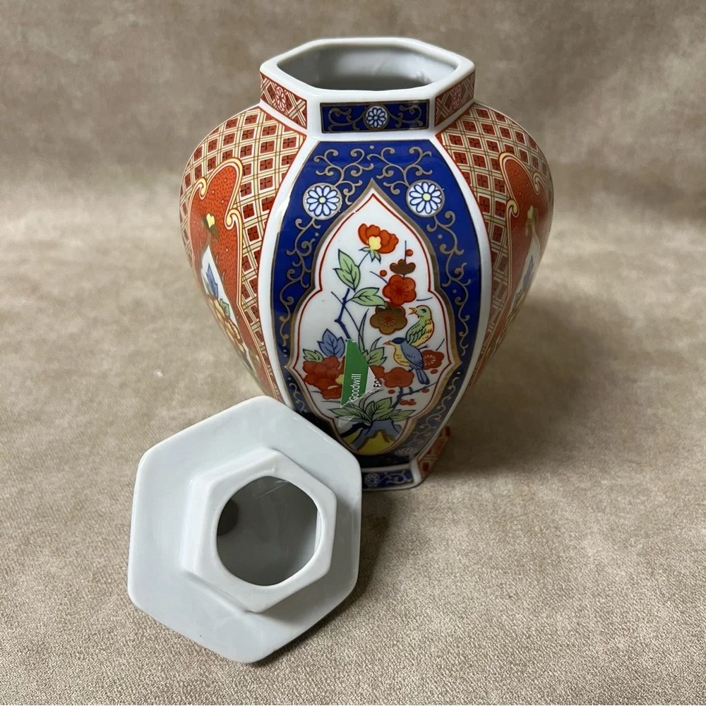 Vintage Imari Japanese Porcelain Ginger Jar in excellent condition